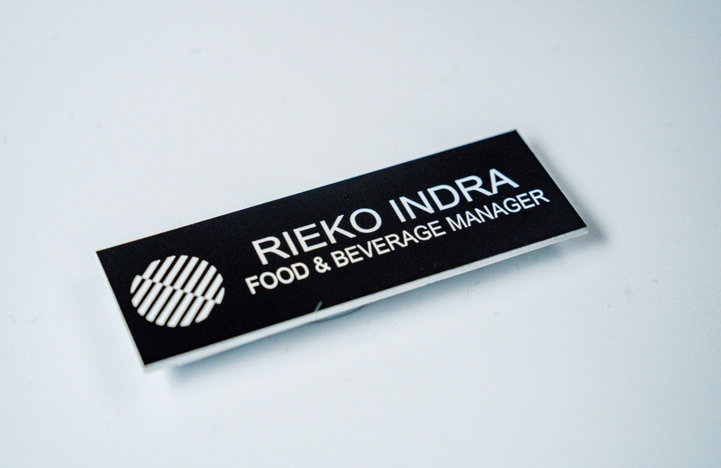 Engraved name badge - Black/white